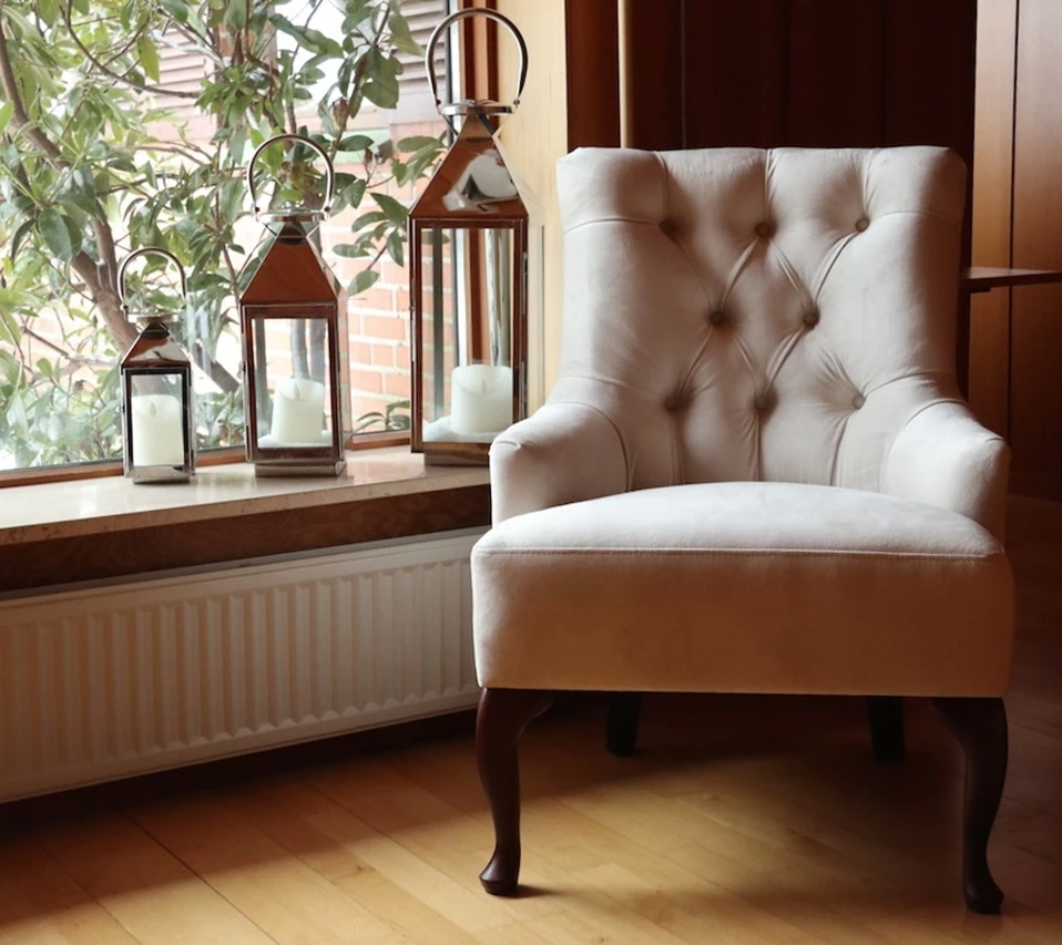 Fotel Ola - Głęboko pikowany fotel glamour